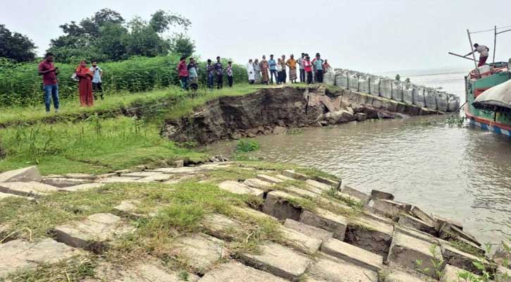 সিরাজগঞ্জে যমুনা নদীর তীর রক্ষা বাঁধের ৩০ মিটার নদীগর্ভে বিলীন