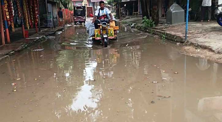 সামান্য বৃষ্টিতেই তানোর পৌর সদরের স্কুল সড়কে জলাবদ্ধতা, চরম দুর্ভোগ