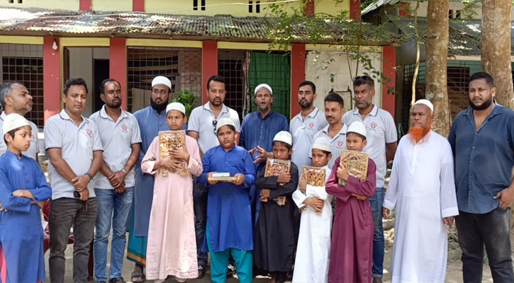 ঈদে মিলাদুন্নবী (সাঃ) উপলক্ষে মাদ্রাসা শিক্ষার্থীদের মাঝে কোরআন শরীফ বিতরণ
