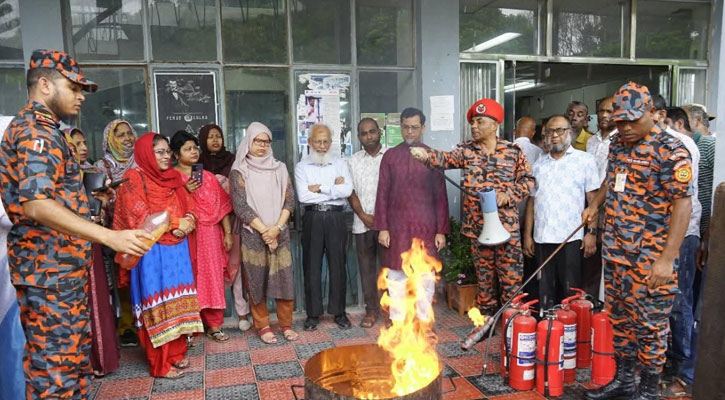বাকৃবির কেন্দ্রীয় গ্রন্থাগারে দূর্ঘটনাজনিত অগ্নুৎপাত নিবারণের প্রশিক্ষণ অনুষ্ঠিত