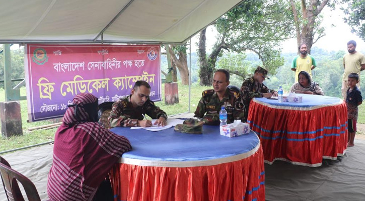 দুস্ত ও অসহায়দের চিকিৎসা সেবায় নিয়োজিত মাটিরাঙা সেনা জোন