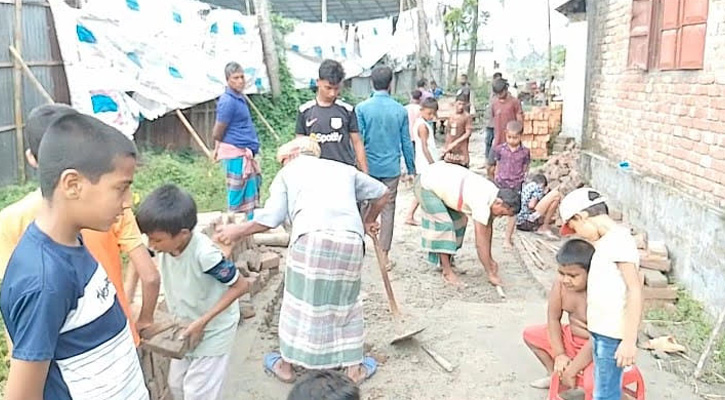 নওয়াপাড়া পৌরসভার সহযোগিতা না পেয়ে নিজ অর্থায়নে সড়ক সংস্কার করলেন এলাকাবাসী