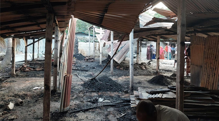 পার্বতীপুরে আশ্রয়ণ প্রকল্পে অগ্নিকাণ্ড, ১০টি ঘর ভস্মীভূত
