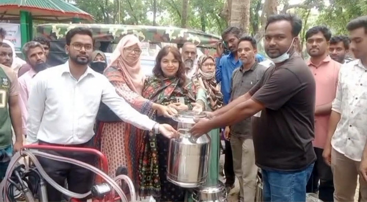 সাটুরিয়ায় পিজি সদস্যদের মাঝে উপকরণ বিতরণ