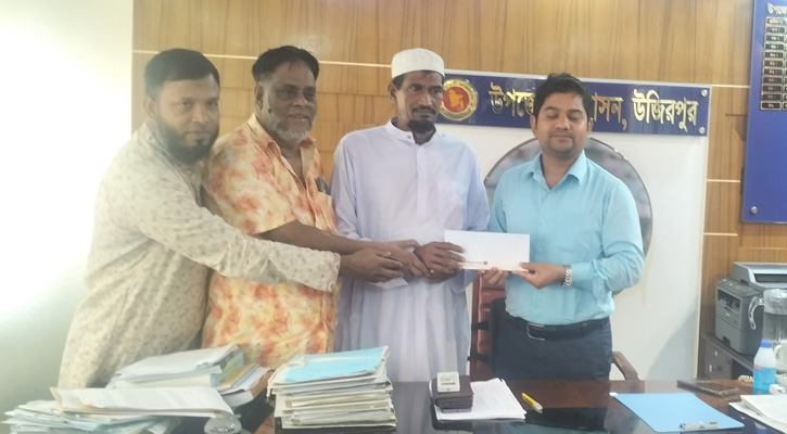 উজিরপুরে মেডিকেল শিক্ষার্থীর অভিভাবকের হাতে অনুদানের চেক তুলে দিলেন ইউএনও