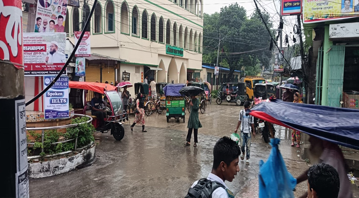 সিরাজগঞ্জে গুঁড়ি গুঁড়ি বৃষ্টিতে বিপর্যস্ত নিম্ন আয়ের মানুষের জনজীবন