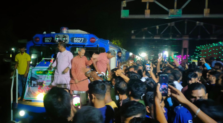 দর্শনায় রেলস্টপেজ: দীর্ঘ আন্দোলনের পর জনতার বিজয় উৎসব