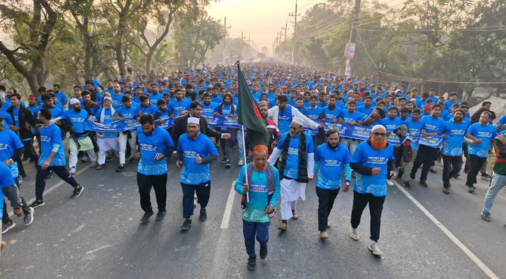 কনকনে ঠান্ডায় ম্যারাথনে অংশ নিলেন সাড়ে ৬ হাজার প্রতিযোগি