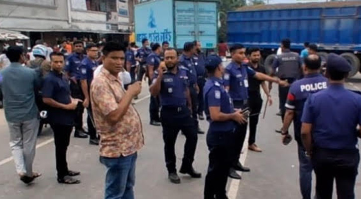 ঘণ্টাব্যাপী সড়ক অবরোধ, পুলিশের হস্তক্ষেপে যান চলাচল স্বাভাবিক