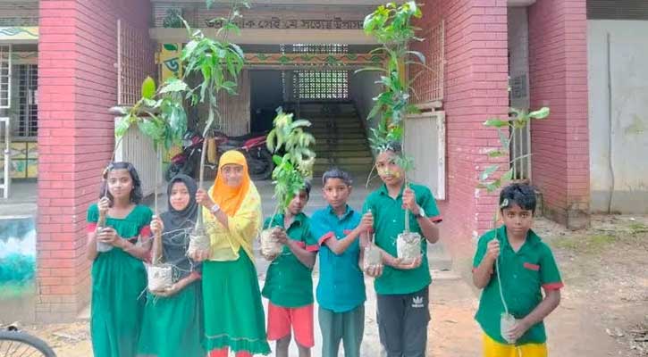 মমিনপুর সঃ প্রাঃ বিদ্যালয়ে ‘ওয়ান চাইল্ড, ওয়ান ট্রি’ কর্মসূচিতে শিক্ষার্থীদের বৃক্ষরোপণ
