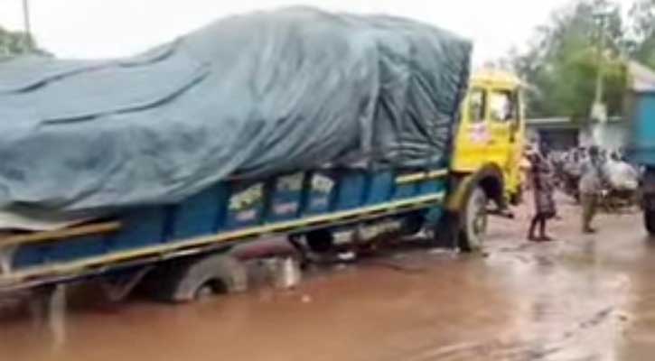 তানোর চৌবাড়িয়া হাটের রাস্তা ব্যবসায়ীদের গলার কাটা