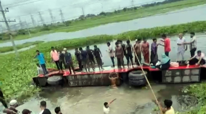 মুকসুদপুরে সড়ক দুর্ঘটনা: প্রাণে বাঁচলেও আতঙ্কে যাত্রীরা