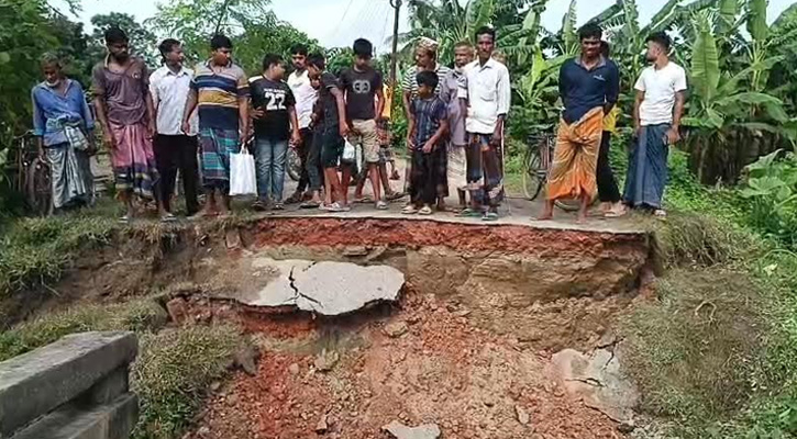 জীবননগরে ভৈরব নদের প্রবল স্রোতে দুইটি ব্রিজ ভেঙে পড়ায় হাজার হাজার মানুষ ঘরবন্দী