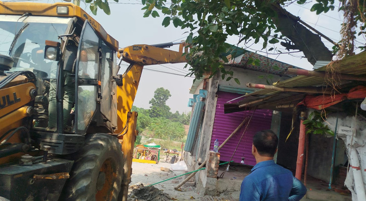 সিংগাইরে আঞ্চলিক মহাসড়কের জায়গায় অবৈধ দোকান উচ্ছেদ