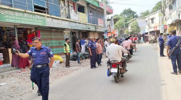 শ্রীপুরে সরকারি রাস্তা ও ফুটপাত দখলমুক্ত রাখতে থানার অভিযান