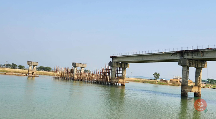 ঝুলে আছে অর্ধশত কোটি টাকার সেতু, বন্ধ নির্মাণকাজ