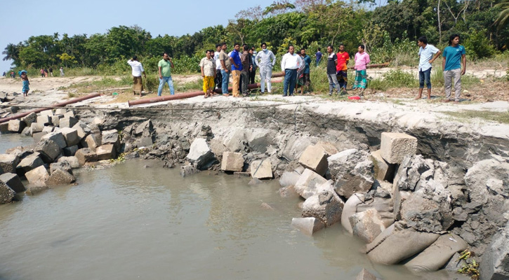 মেঘনায় অবৈধভাবে বালু উত্তোলন, হুমকিতে হাইমচরের নদী রক্ষা বাঁধ