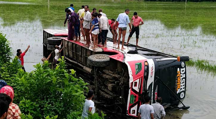 বাউফলে নিয়ন্ত্রণ হারিয়ে খাদে বাস, আহত অন্তত ২০