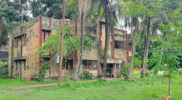 বরাদ্দ-ভাড়া ছাড়াই সরকারি কোয়ার্টারে বসবাস, লাখ লাখ টাকার রাজস্ব হারাচ্ছে সরকার