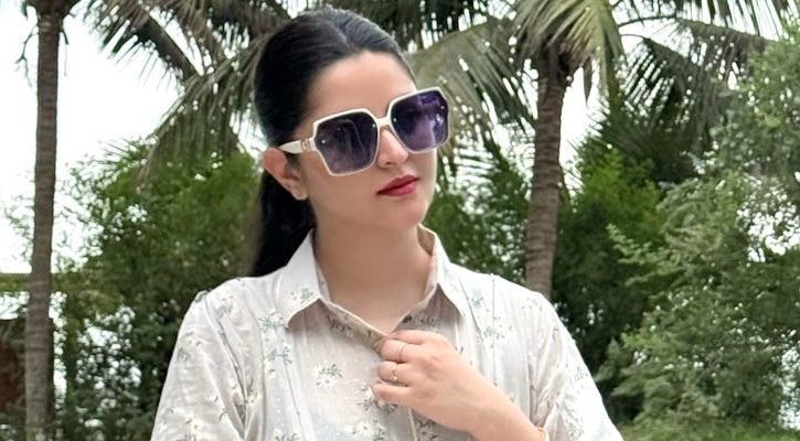 ‘আল্লাহ কিছু নেওয়ার আগে কিছু দিয়েও দেন’: পরীমণি