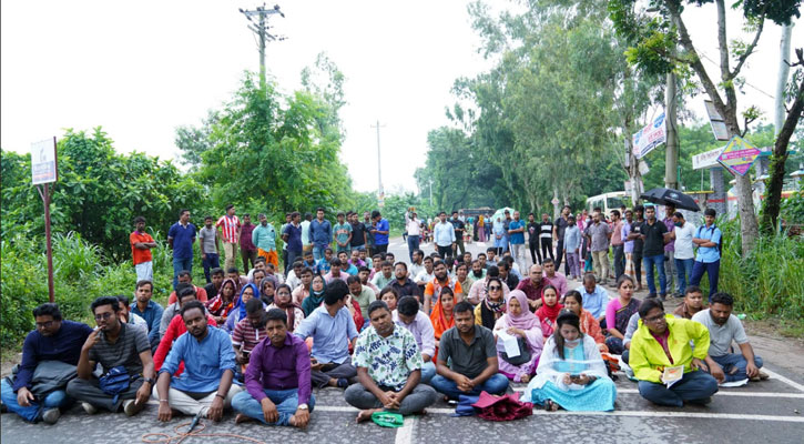 স্থায়ী ক্যাম্পাসের দাবিতে মহাসড়কে পথনাটক, দুরপাল্লার যাত্রীদের ভোগান্তি