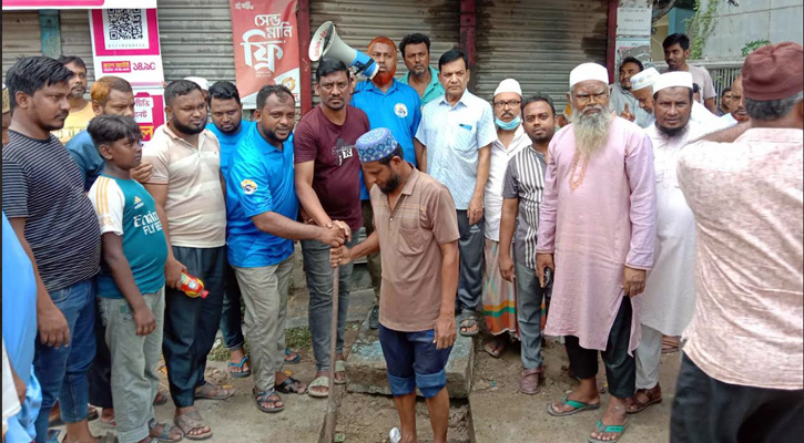 মান্দায় দূষণময় ড্রেনে ক্ষোভ, সংযোগ বন্ধ করলেন ব্যবসায়ী-মুসল্লিরা