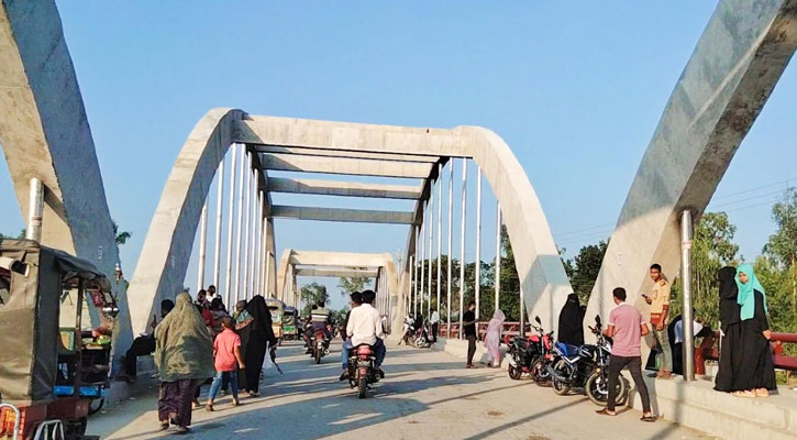 সুন্দরগঞ্জের মওলানা ভাসানী সেতু পয়েন্টে তিস্তার তীরে পড়ন্ত বিকালে আনন্দে মুখর জনসমাগম