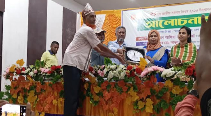 গৌরীপুরে শ্রেষ্ঠ সেবা কার্যক্রমে ভূমি জরিপকারী (আমিন) সমিতিকে পুরস্কার প্রদান