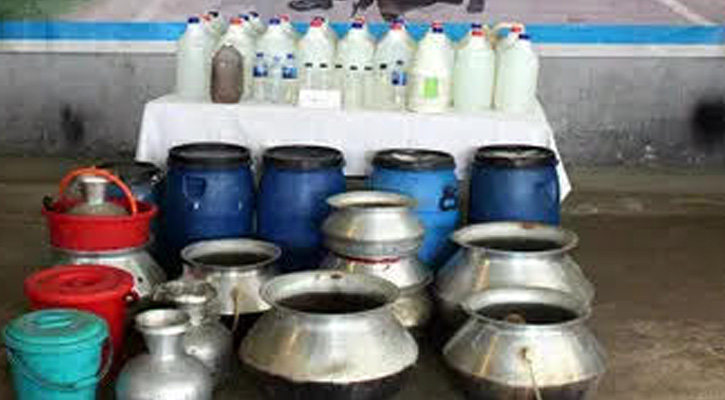 গৌরীপুরে যৌথবাহিনীর অভিযানে ২৪০ লিটার চোলাই মদসহ গ্রেফতার ৪