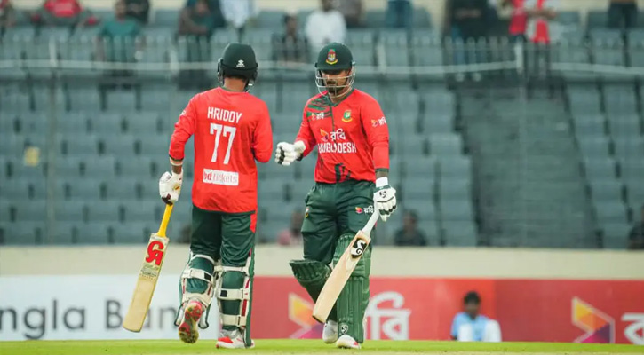বৃষ্টির পর আবার শুরু খেলা, কমানো হলো ওভার