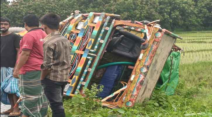 পত্নীতলায় সড়ক দুর্ঘটনায় পিকআপ চালক নিহত