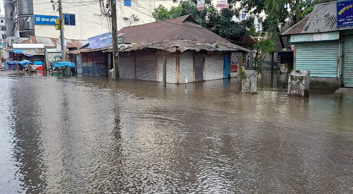 নোয়াখালীতে ধীরগতিতে পানি নামছে , ভোগান্তিতে হাজারো মানুষ