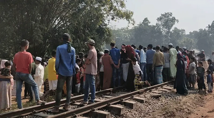 দুই সন্তানকে নিয়ে ট্রেনের নিচে ঝাঁপ দিলেন  মা