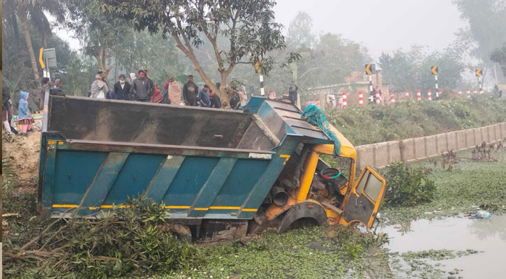 নওগাঁয় ট্রাকের ধাক্কায় ভ্যানের ৫ যাত্রী নিহত