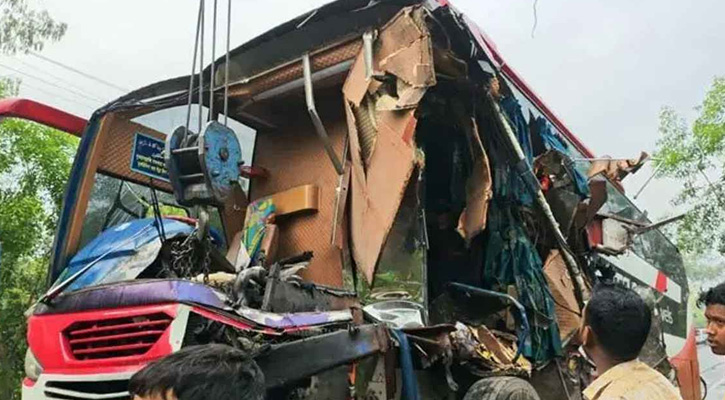 দিনাজপুরে বাস-ট্রাক সংঘর্ষে নিহত ২, আহত অন্তত ১০