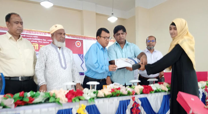পত্নীতলায় ৪০ জন কৃতি শিক্ষার্থী পেলেন পুরস্কার