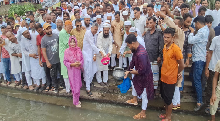 শ্রীপুরে বিএনপির প্রতিষ্ঠাবার্ষিকীর কর্মসূচিতে শীতলক্ষ্যা নদীতে মাছের পোনা অবমুক্ত