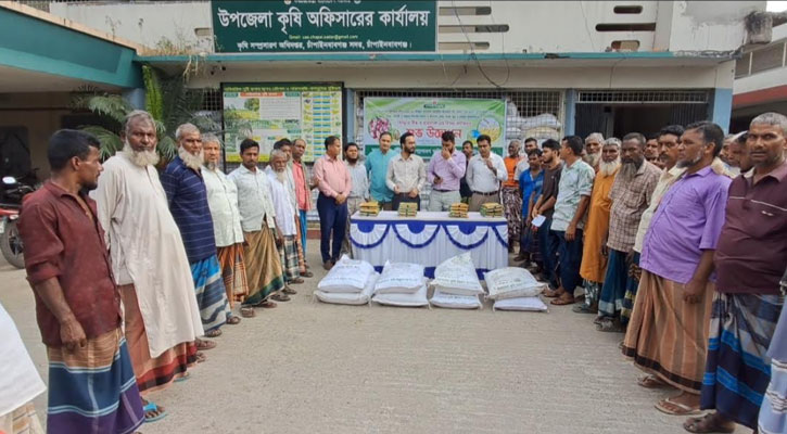 চাঁপাইনবাবগঞ্জে কৃষকের মাঝে বিনামূল্যে বীজ ও সার বিতরণ