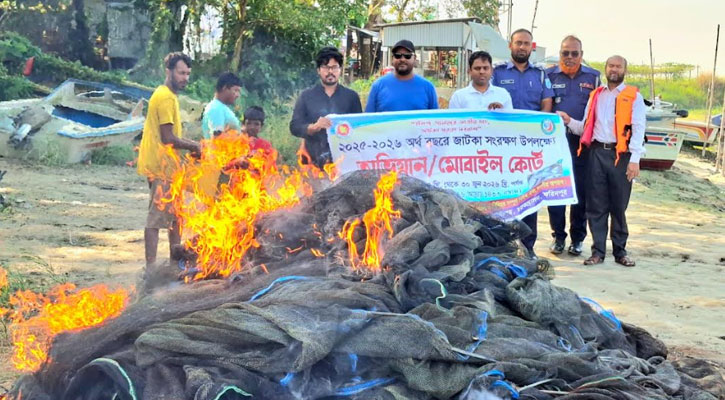 চরভদ্রাসনে পদ্মা নদীতে ৩টি অবৈধ আড়াআড়ি বাঁধ অপসারণ