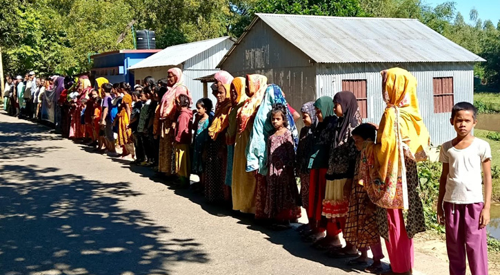 ঝিনাইগাতীতে শিক্ষিকাকে নির্যাতনে বাশার বাহিনীর বিরুদ্ধে মানববন্ধন