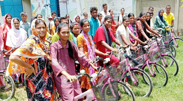 বাইসাইকেল পেয়ে খুশি চা-বাগানের শিশু উন্নয়ন প্রকল্পের শিক্ষার্থীরা