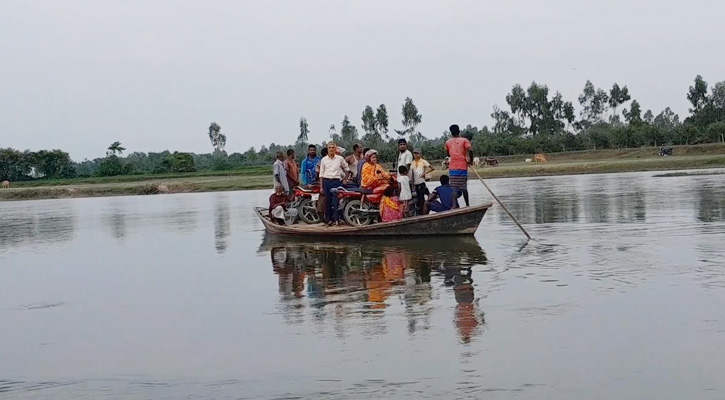 পীরগঞ্জে জীবনের ঝুঁকি নিয়ে নৌকায় নদী পারাপার