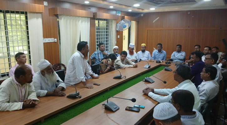 চিতলমারীতে শিক্ষকদের দাবি মেনে নেওয়ায় আনন্দে মিষ্টি বিতরণ