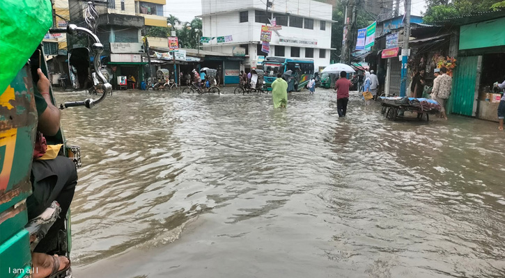 চট্টগ্রামের টানা বৃষ্টিতে জলাবদ্ধতা, পাহাড় ধসের শঙ্কা