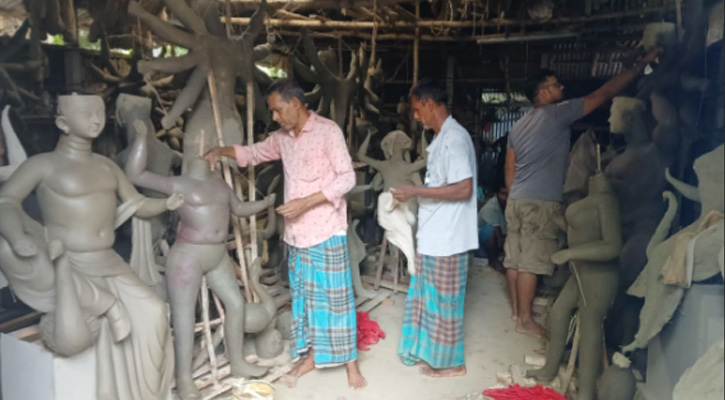 বোয়ালখালীর ১৬৭টি মণ্ডপে চলছে দূর্গাপুজার শেষ মুহূর্তের প্রস্তুতি