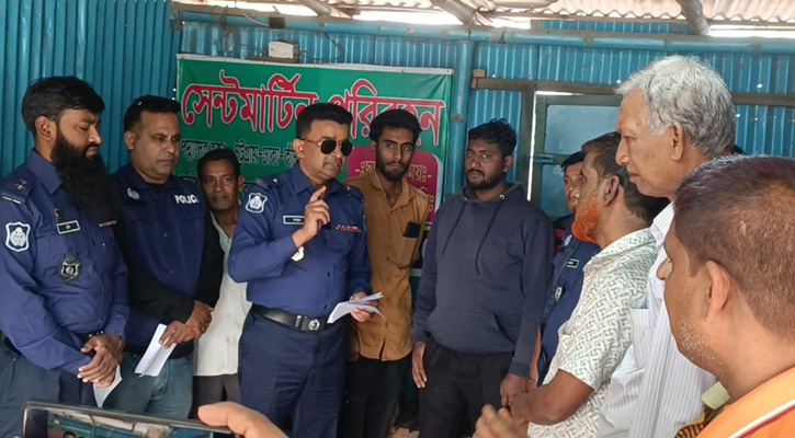 চুয়াডাঙ্গার জীবননগরে সড়কে ডাকাতি ও ছিনতাই প্রতিরোধে পুলিশের সতর্কতামূলক লিফলেট বিতরণ