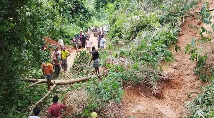 টানা বর্ষণে শেরপুরে পাহাড় ধস, সীমান্ত সড়ক বন্ধ