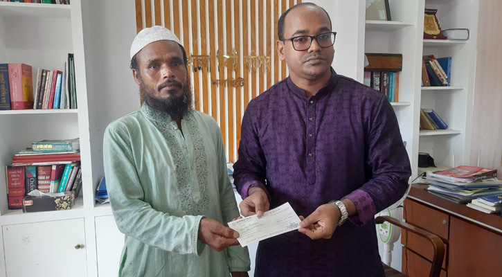 ভল্কহেডের ধাক্কায় নিখোঁজ রায়হানের পরিবারকে জেলা প্রশাসনের অনুদান