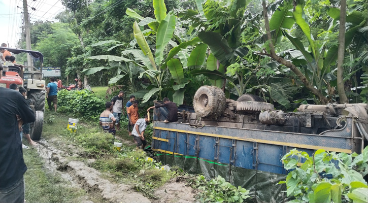 বৃদ্ধকে বাঁচাতে গিয়ে কোটচাঁদপুরে ট্রাক খাদে, ৫ লাখ টাকা ক্ষতির দাবি