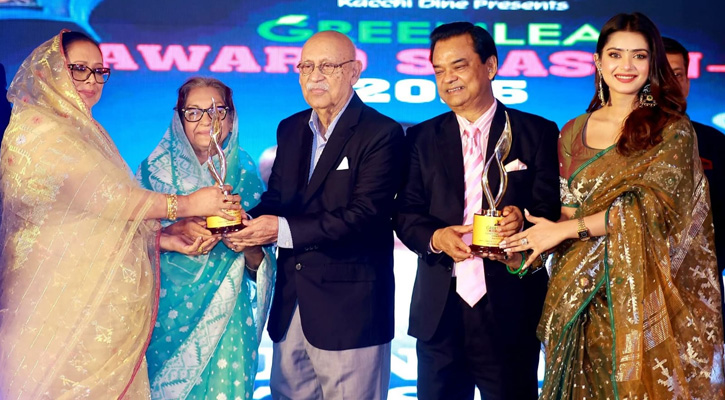মায়ের সঙ্গে একই মঞ্চে অ্যাওয়ার্ড পেলেন তানজিন তিশা